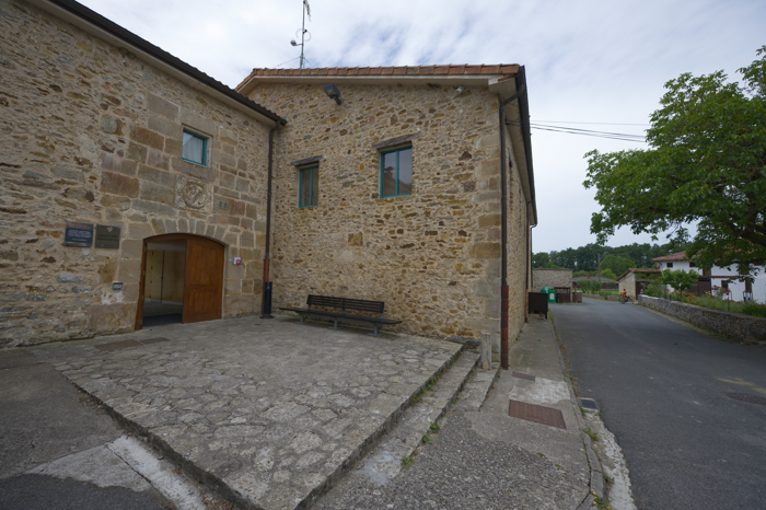 Portal de entrada al monasterio de Barría